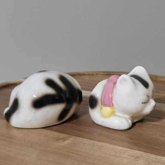Vintage 2 piece Sleeping Cat Salt and Pepper Shakers Made in Japan - Picture 3 of 4